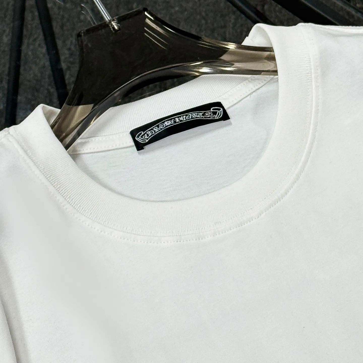P180 Chrome Hearts Chrome Hearts 25 high-end versions. The fabric is made of 300 grams of high-density pure cotton. It does not deform or shrink. It has three labels. It is the same style for men and women. Technology: suede foaming + digital printing. Color: white, black. SIZE: S-XL.